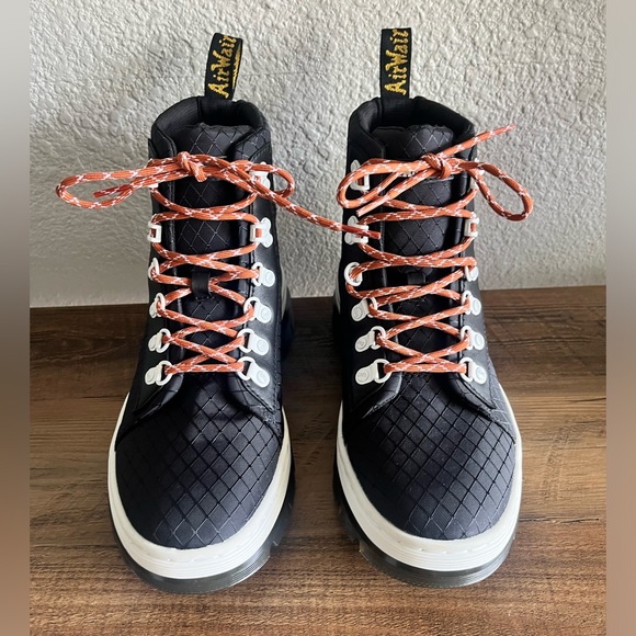 Dr. Martens Women's Combs W Fashion Boot size 8 - Picture 2 of 6